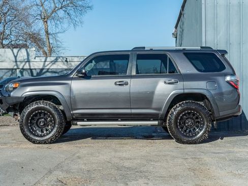Used 2019 Toyota 4Runner SR5 4X4 W/ UPGRADES / GREAT image 3