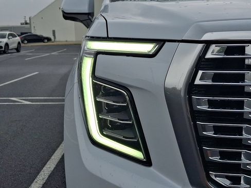 Used 2026 GMC Yukon Denali w/ Sun & Power Step Package AWD/4WD image 9