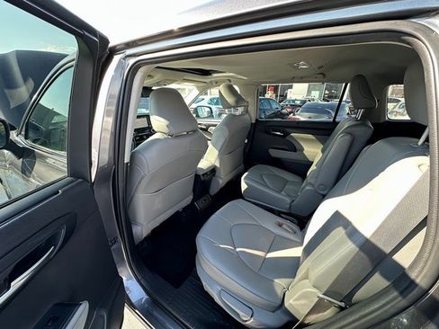 Used 2021 Toyota Highlander XLE image 12