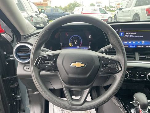Used 2025 Chevrolet Trax LT FWD image 19