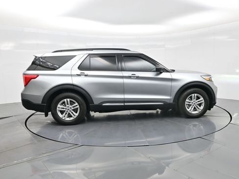 Used 2024 Ford Explorer XLT RWD image 32