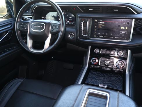 Used 2023 GMC Yukon XL Denali image 11