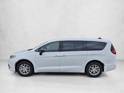 New 2025 Chrysler Pacifica Select image 8