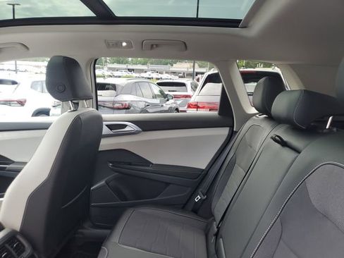 Used 2025 Volkswagen Taos SE w/ Panoramic Sunroof Package AWD/4WD image 10
