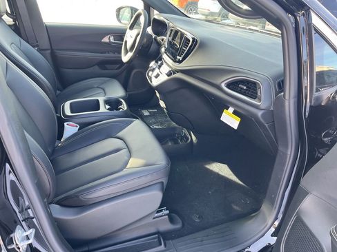 New 2026 Chrysler Pacifica Select image 11