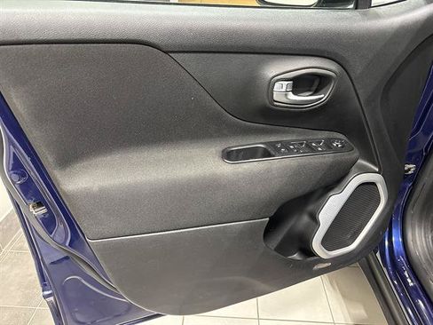 Used 2019 Jeep Renegade Latitude w/ Cold Weather Group AWD/4WD image 8