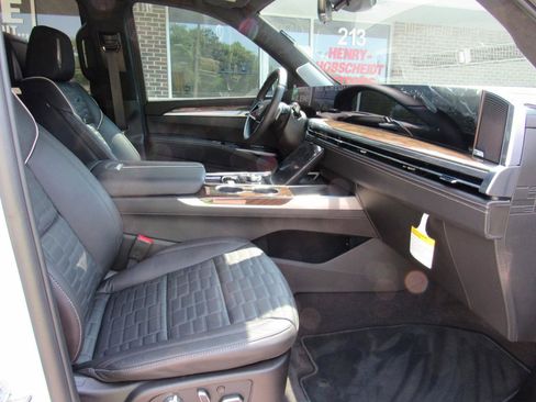Used 2026 Cadillac Escalade Platinum Sport w/ LPO, ONYX Package AWD/4WD image 38