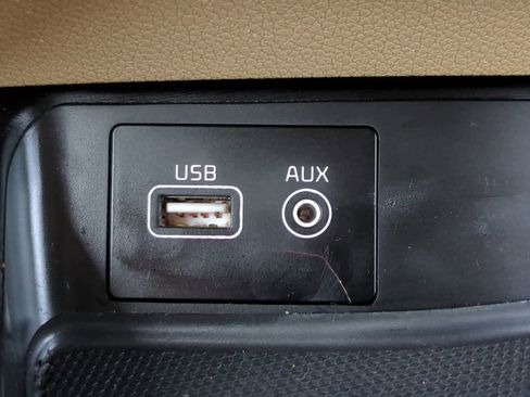 Used 2017 Kia Sedona LX w/ LX Essentials Premium Package FWD image 21