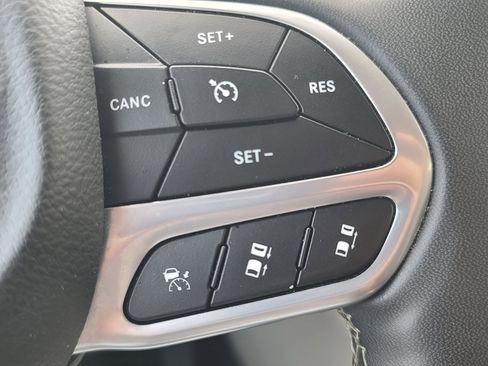 Used 2023 Chrysler Pacifica Touring-L image 32