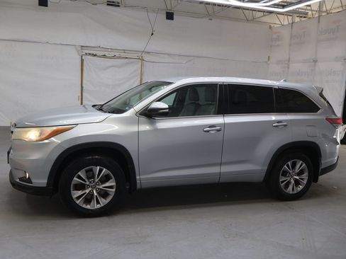 Used 2016 Toyota Highlander Plus AWD/4WD image 4