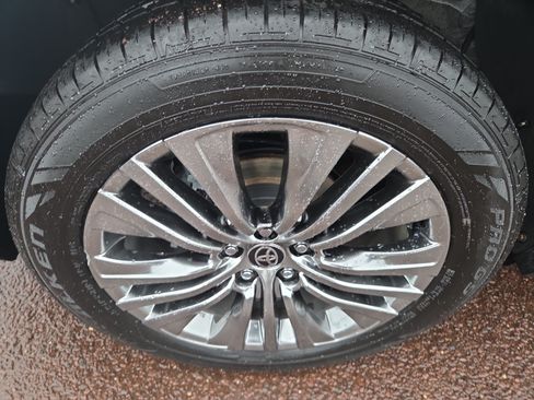 Certified 2024 Toyota Venza XLE AWD/4WD image 10