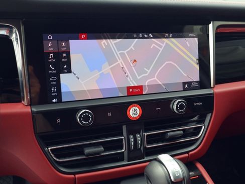 Certified 2025 Porsche Macan image 18