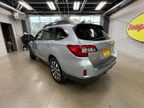 Used 2016 Subaru Outback 2.5i Limited AWD/4WD image 3