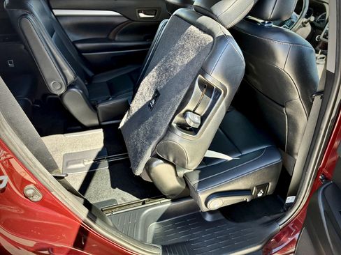 Used 2019 Toyota Highlander XLE FWD image 37