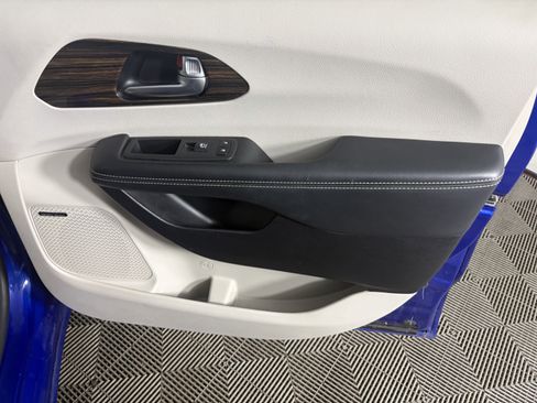 Used 2021 Chrysler Pacifica Limited w/ Premium & Safety Sphere Group image 45