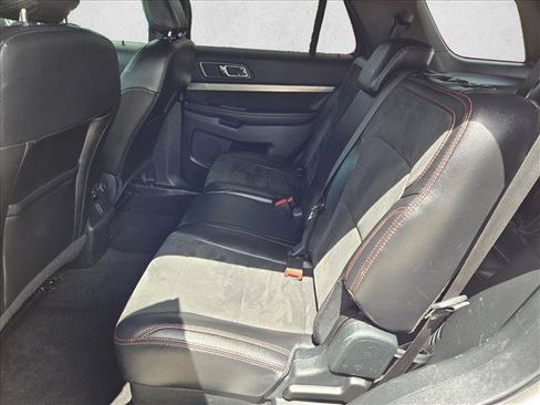 Used 2019 Ford Explorer XLT w/ Equipment Group 202A FWD image 19