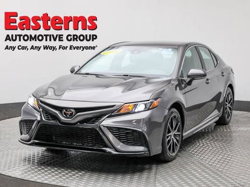 Used 2024 Toyota Camry SE image 1