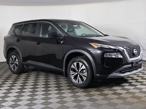 Used 2023 Nissan Rogue SV image 2