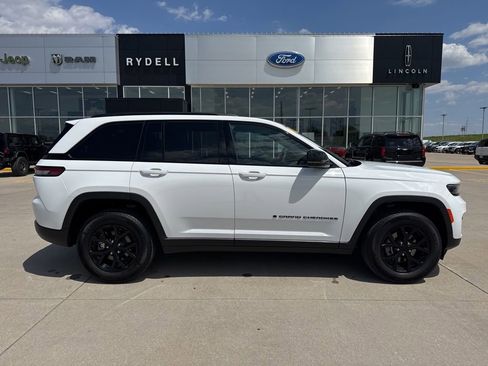 Used 2025 Jeep Grand Cherokee Altitude AWD/4WD image 2