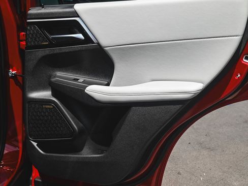 New 2025 Mitsubishi Outlander SE image 13