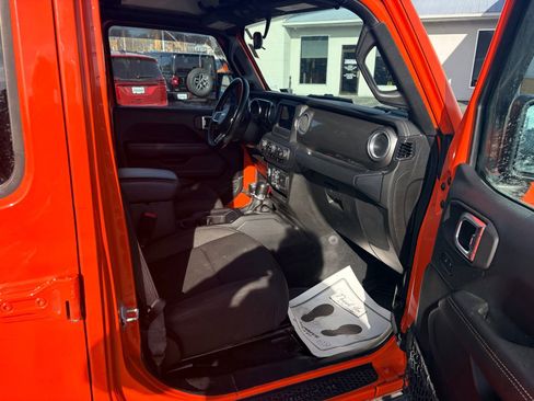 Used 2018 Jeep Wrangler Unlimited Sahara w/ Cold Weather Group image 6