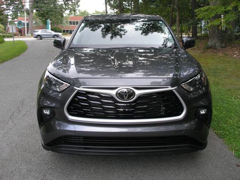 Used 2023 Toyota Highlander LE FWD image 2
