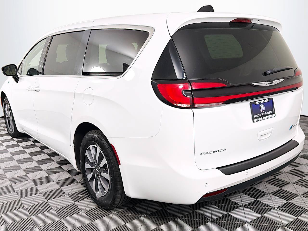Used 2024 Chrysler Pacifica Limited FWD image 9
