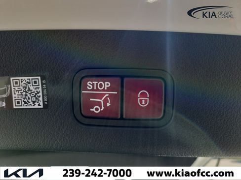 Used 2025 Mercedes-Benz GLC 300 4MATIC image 12