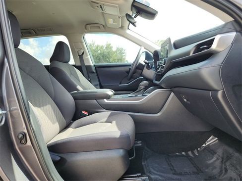 Used 2024 Toyota Highlander LE image 16