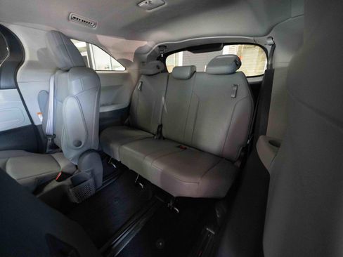 Used 2021 Toyota Sienna XLE AWD/4WD image 24