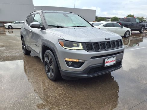 Used 2019 Jeep Compass Latitude FWD image 2