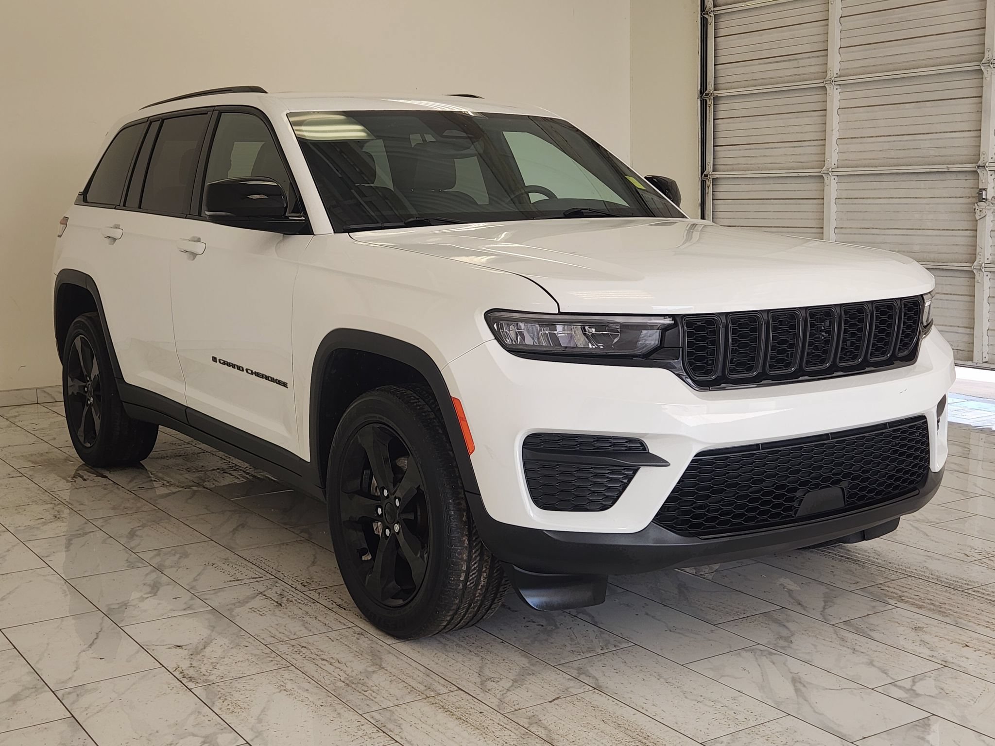 Used 2023 Jeep Grand Cherokee Altitude AWD/4WD image 3