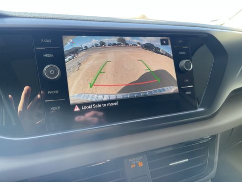 Used 2022 Volkswagen Taos SE FWD image 18