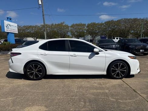 Used 2018 Toyota Camry SE FWD image 4