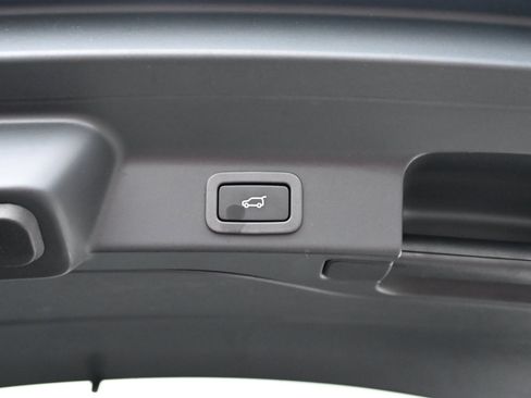 Used 2020 Jaguar F-PACE Premium image 43