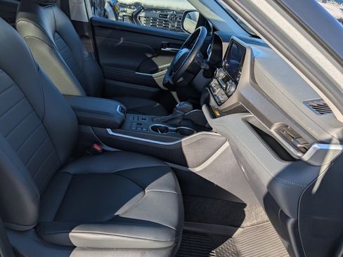 Certified 2024 Toyota Highlander XLE image 21