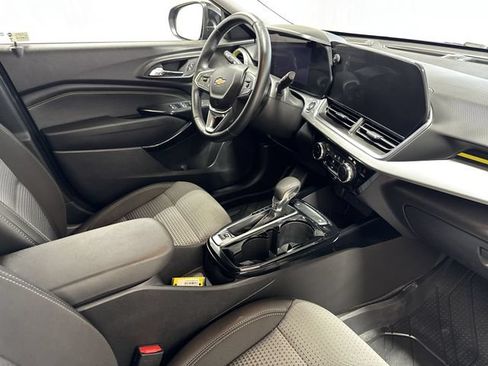 Certified 2025 Chevrolet Trax LT w/ LT Convenience Package FWD image 26