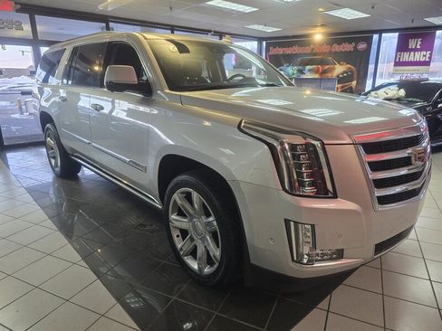 Used 2017 Cadillac Escalade ESV Premium Luxury image 3