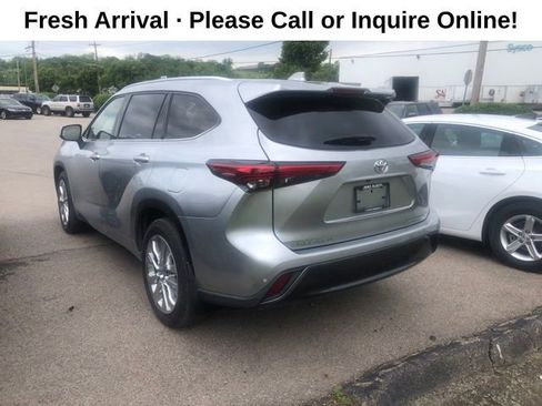 Used 2022 Toyota Highlander Limited AWD/4WD image 3