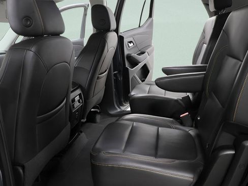 Used 2021 Chevrolet Traverse LT image 24