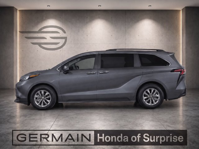 Used 2025 Toyota Sienna XLE FWD image 3