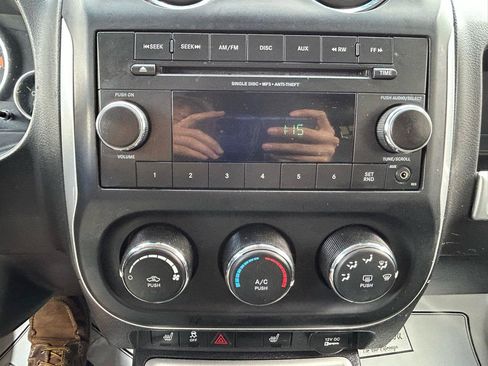 Used 2016 Jeep Compass Latitude FWD image 22