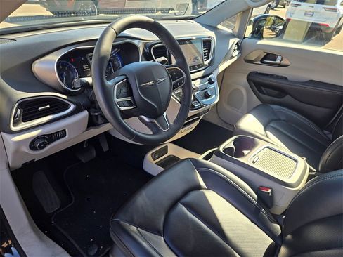 Used 2024 Chrysler Pacifica Touring-L image 9