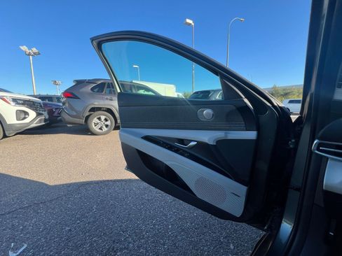 Used 2025 Hyundai Elantra Limited image 20