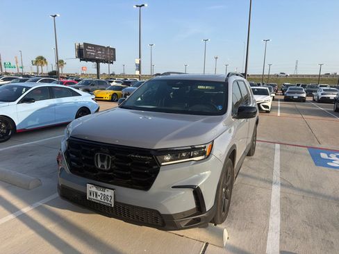 Used 2025 Honda Pilot Black Edition image 2