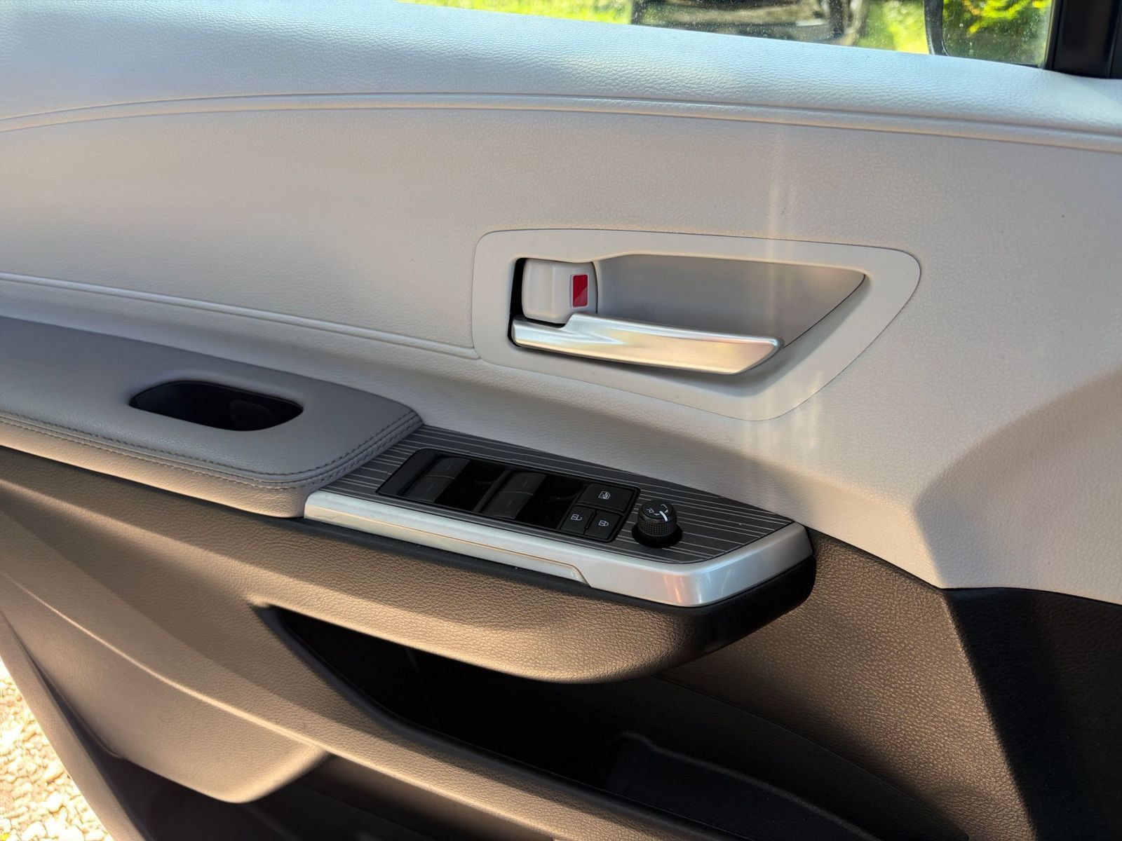 Used 2025 Toyota Sienna XLE FWD image 18