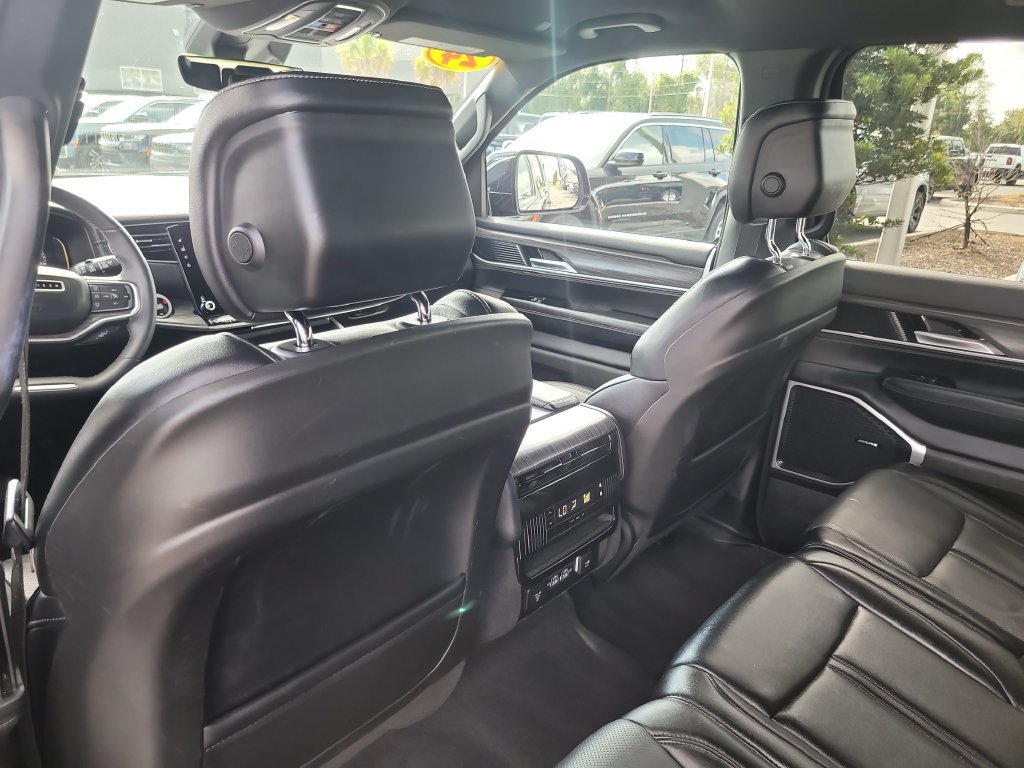Certified 2024 Jeep Wagoneer Series II w/ Flexible Seating Group AWD/4WD image 12