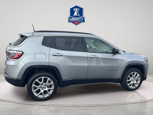 Used 2022 Jeep Compass Latitude w/ Sun and Sound Group AWD/4WD image 12