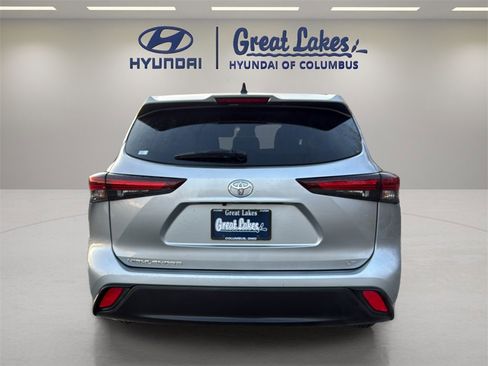 Used 2024 Toyota Highlander LE image 4