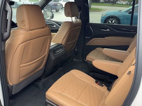 Used 2024 Cadillac Escalade ESV Sport w/ LPO, ONYX Package image 4